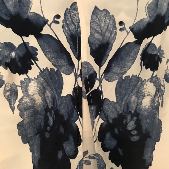 😀 $30/3 Floral blouse 3/4 sleeve navy cream - Picture 2 of 5